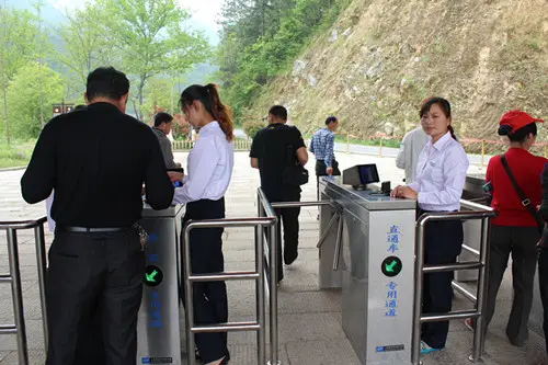 那么景區(qū)通道閘如何選擇？景區(qū)通道閘選擇要注意哪些問(wèn)題？